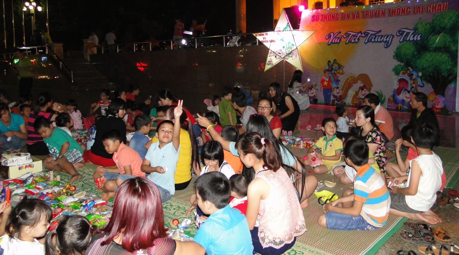Các cháu vui vẻ phá cỗ.