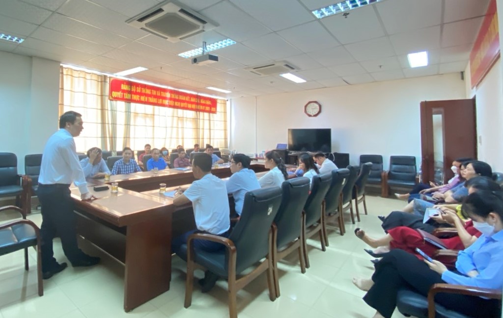 Quang cảnh buổi làm việc   Làm việc với Thứ trưởng có các đồng chí trong Ban Giám đốc Sở; Lãnh đạo các phòng chuyên môn môn; công chức khối Văn phòng Sở; Đại diện lãnh đạo các doanh nghiệp Bưu chính – Viễn thông trên địa bàn tỉnh.