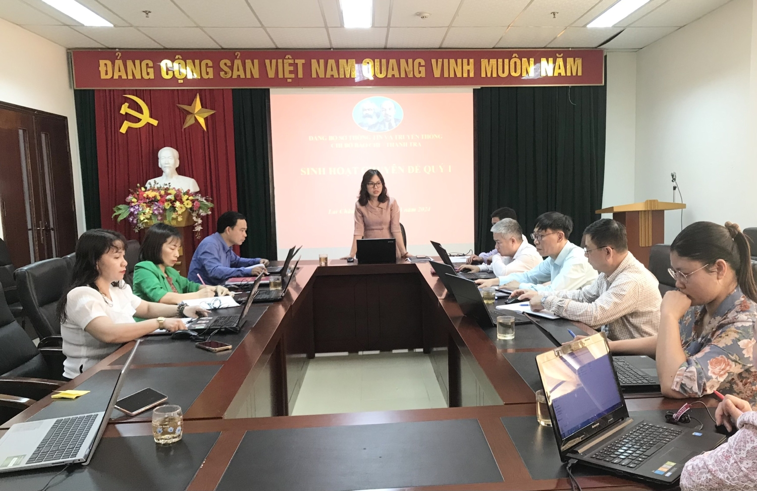 Đồng chí Bí thư Chi bộ Báo chí - Thanh tra chủ trì buổi sinh hoạt chuyên đề