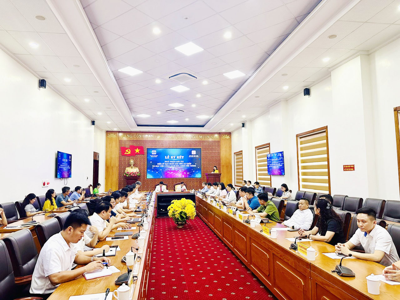 Lễ ký kết thỏa thuận hợp tác giữa UBND tỉnh Lai Châu với Học viện Công nghệ Bưu chính Viễn thông