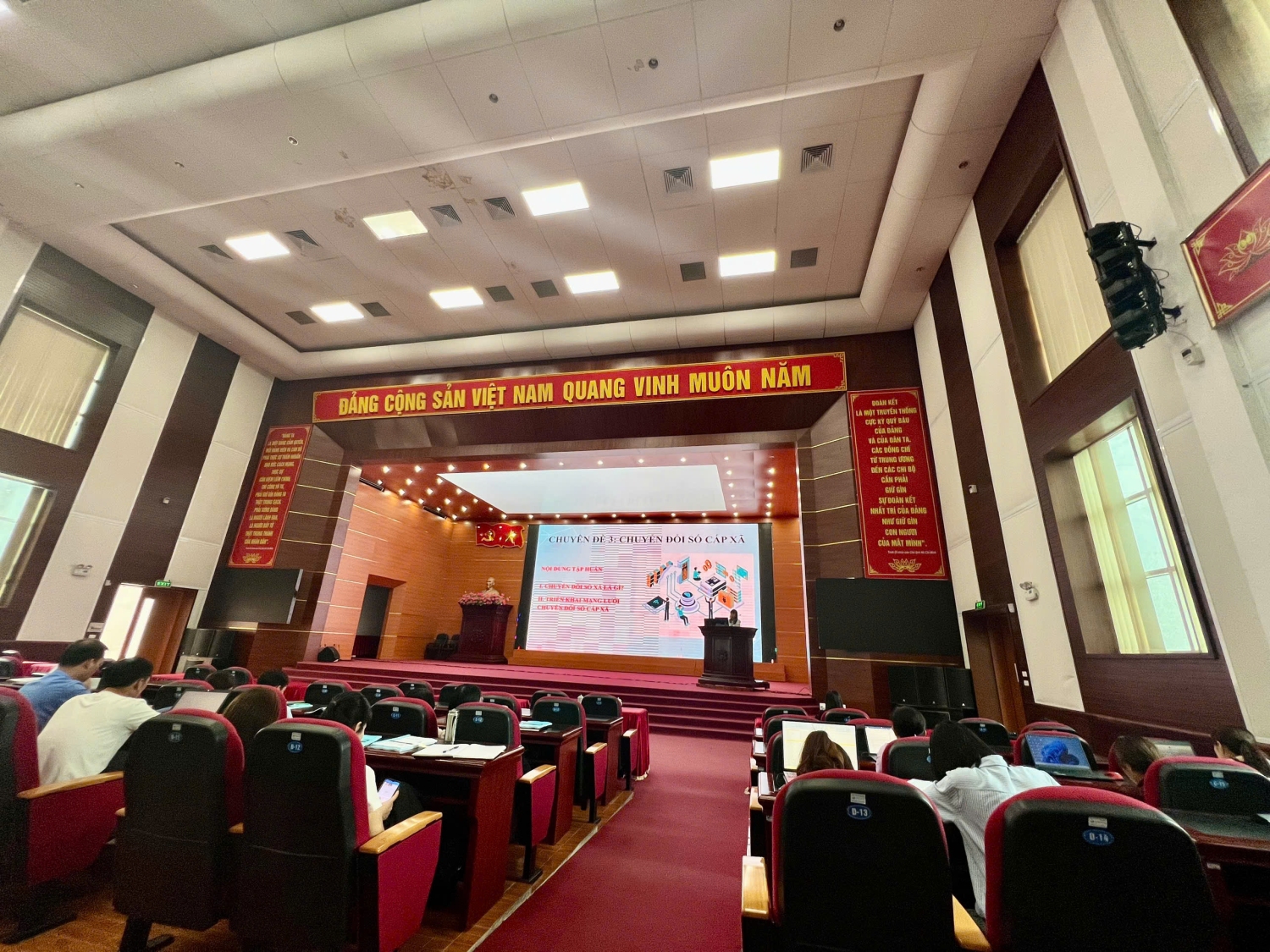 Thành phố Lai Châu khai giảng lớp bồi dưỡng chuyển đổi số 2025: Trang bị kỹ năng số cho đội ngũ cán bộ chủ chốt